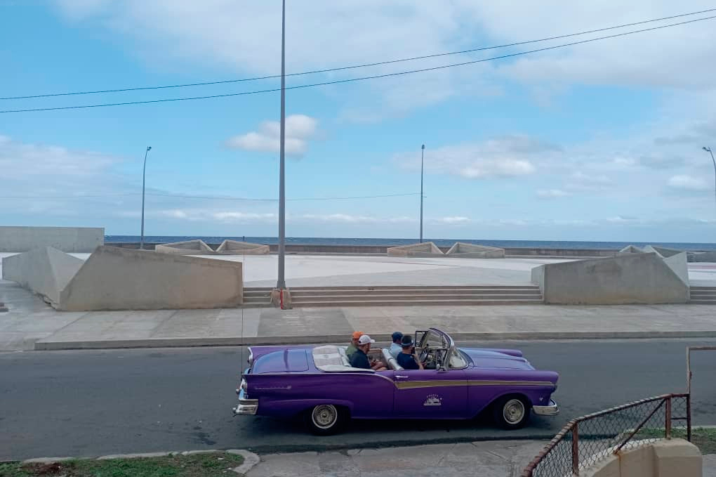 Auto antigüo transita por el Malecón Habanero