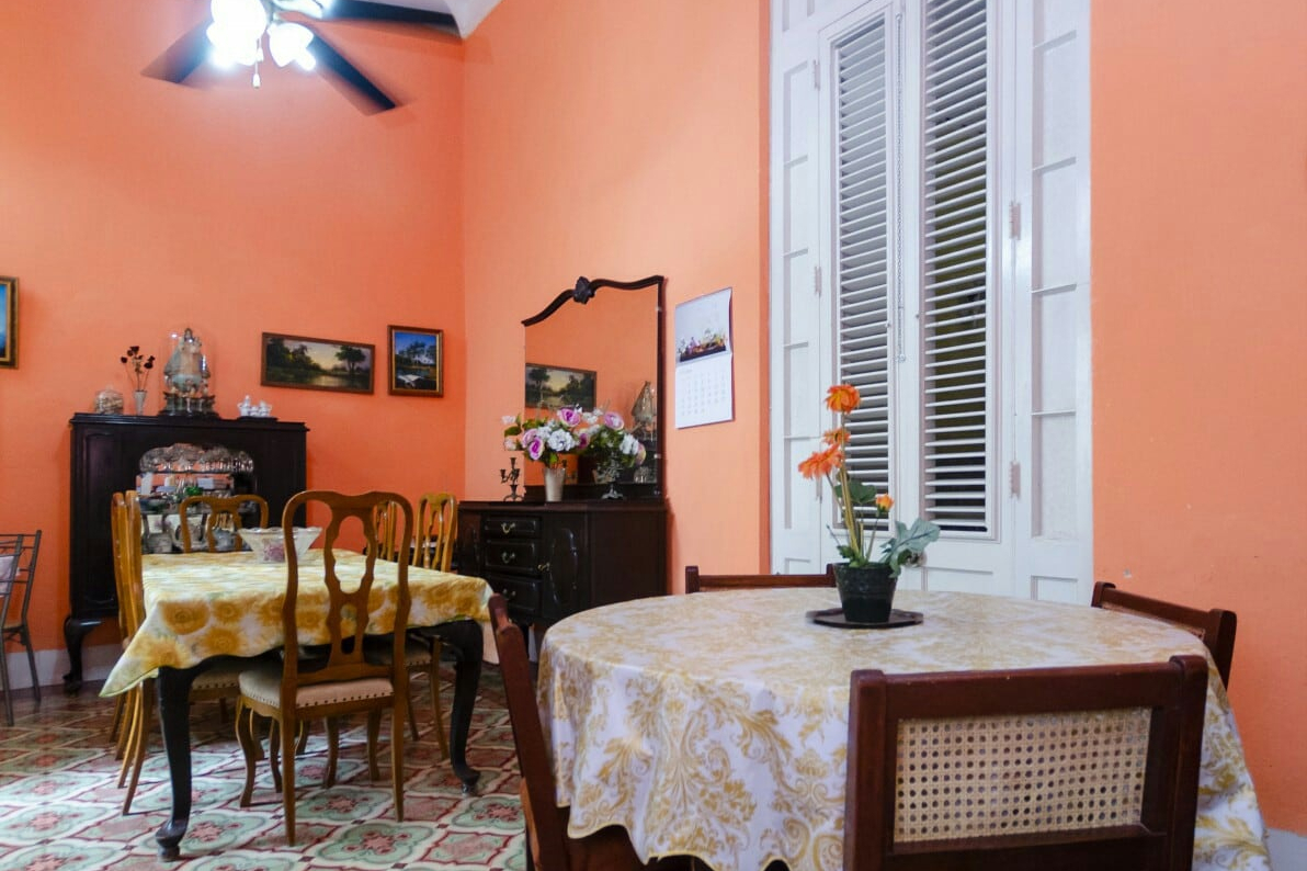 Comedor con dos mesas y espejo