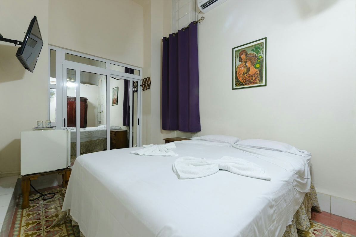Habitación con cama matrimonial