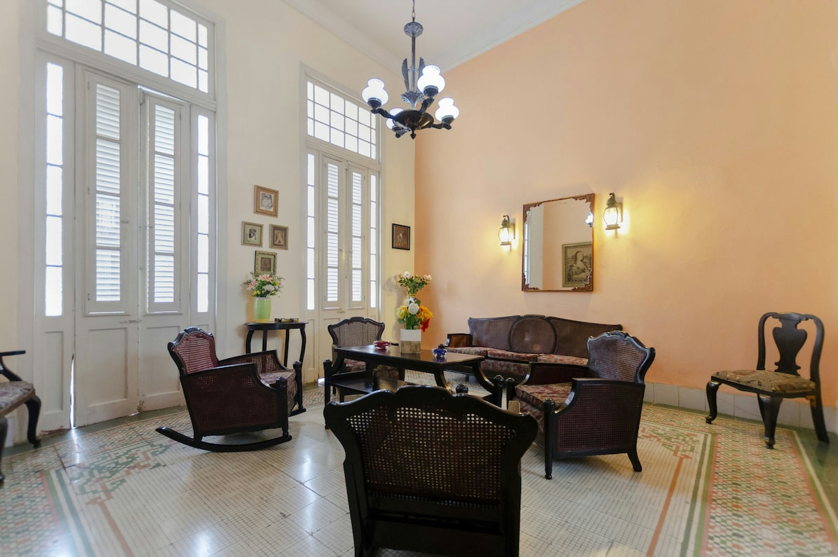 Sala con muebles tradicionales y espejo