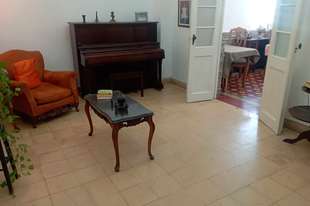 Sala con piano y muebles