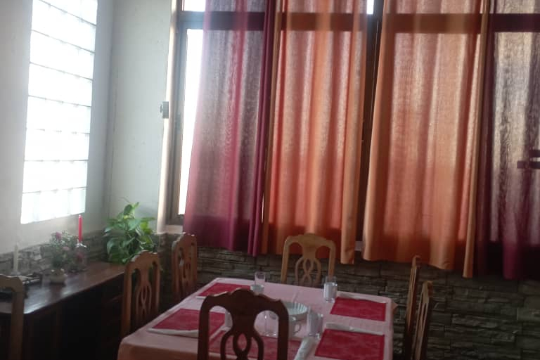 Sala comedor con cortinas